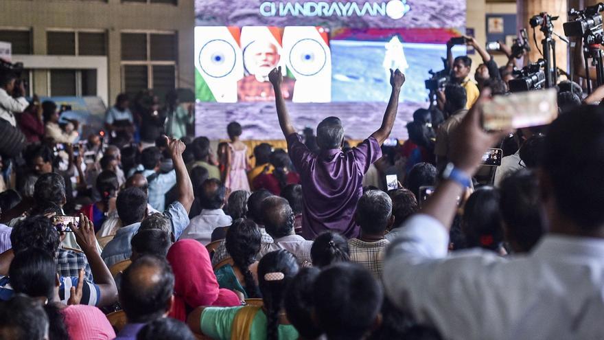 India hace historia en la carrera espacial con el alunizaje de la sonda 'Chandrayaan-3' en el polo sur de la Luna