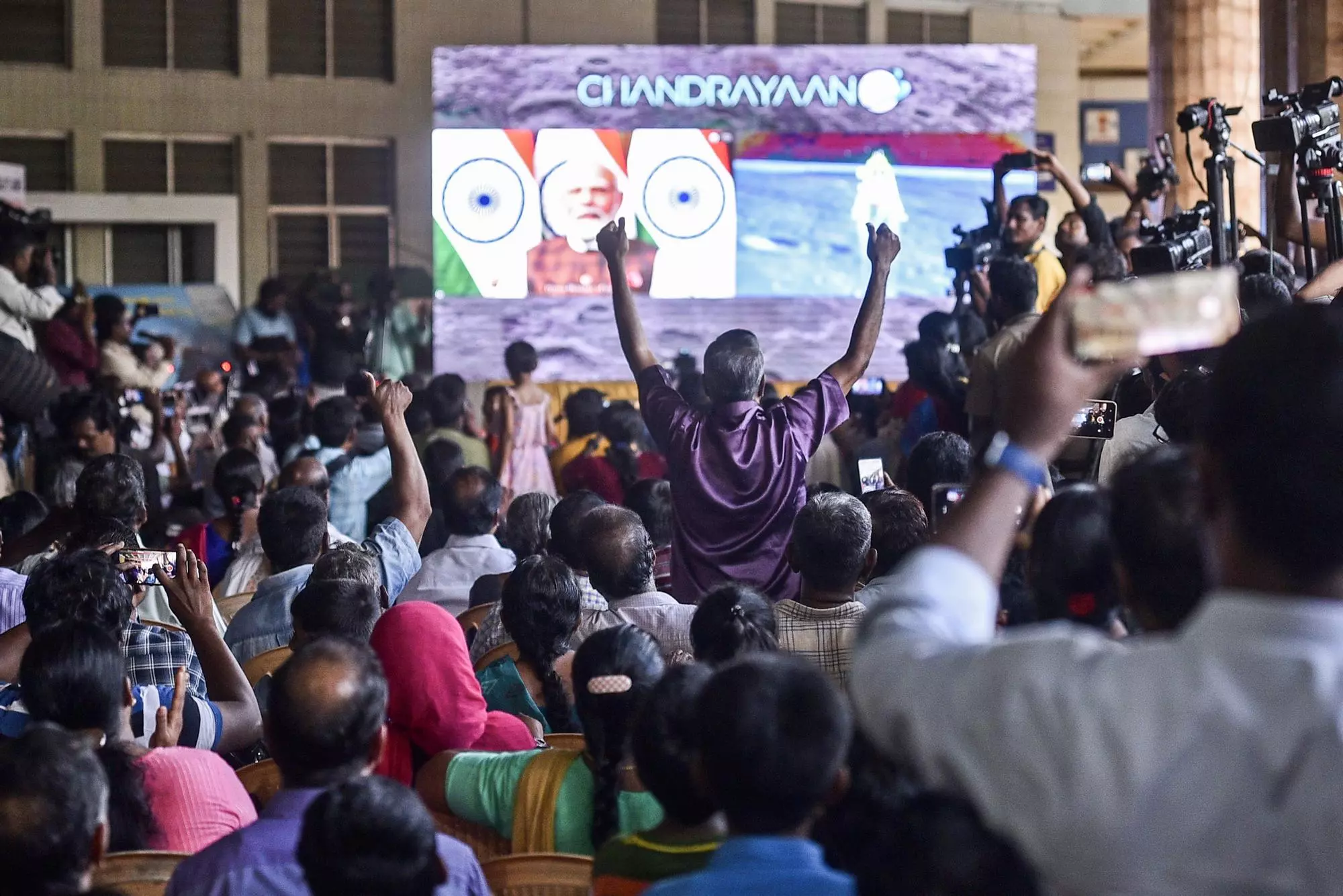 India hace historia en la carrera espacial con el alunizaje de la sonda Chandrayaan 3 en el polo sur de la Luna