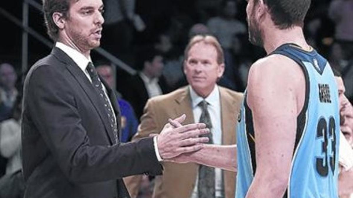 Pau Gasol saluda a su hermano Marc, ayer en Los Angeles.