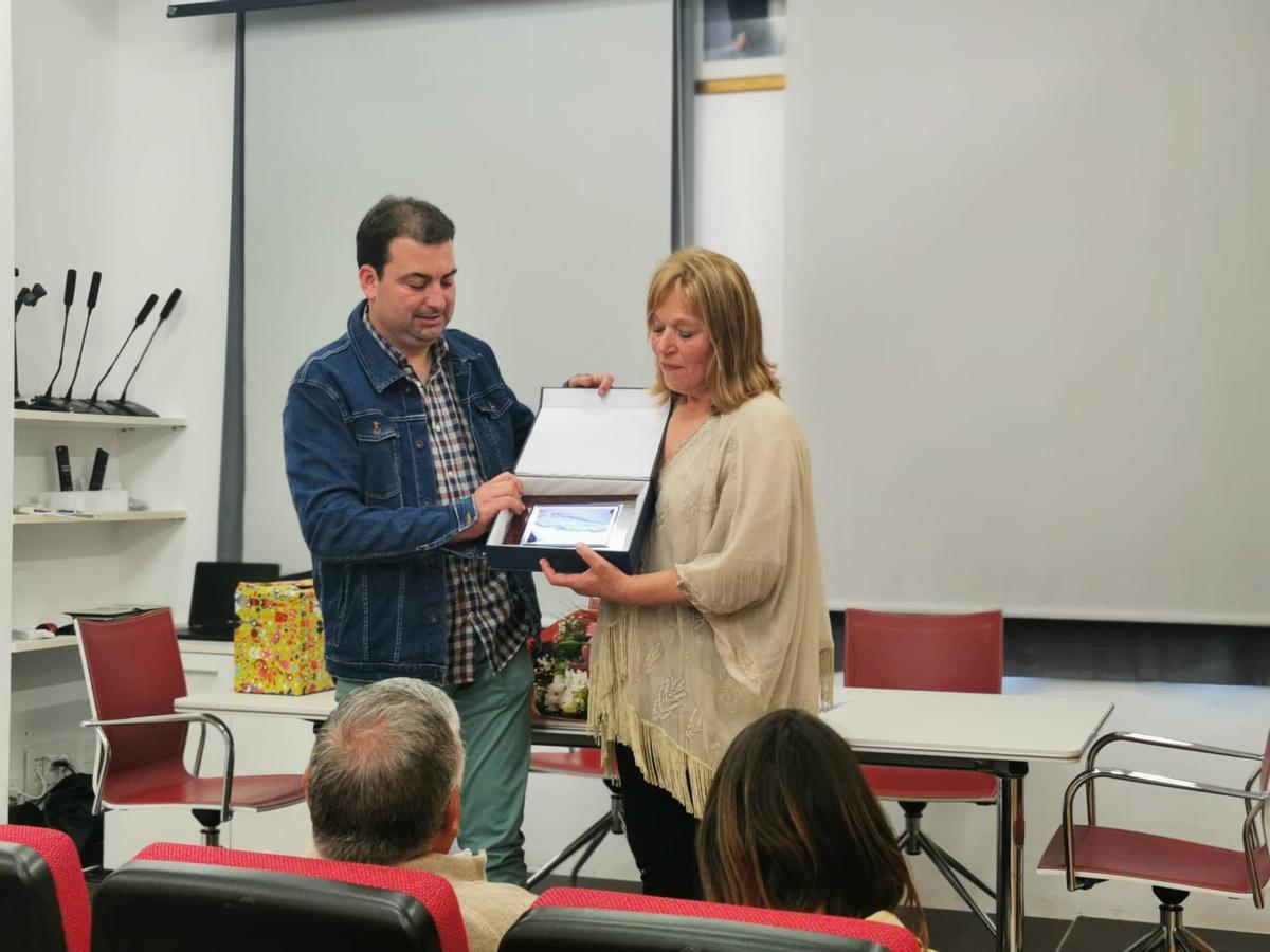 Natividad Pérez recibe el premio Mujer en 2023, de manos de Sergio Hidalgo.