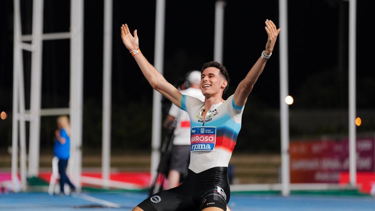 Barroso celebra su victoria en el 800 del Campeonato de España de Atletismo.