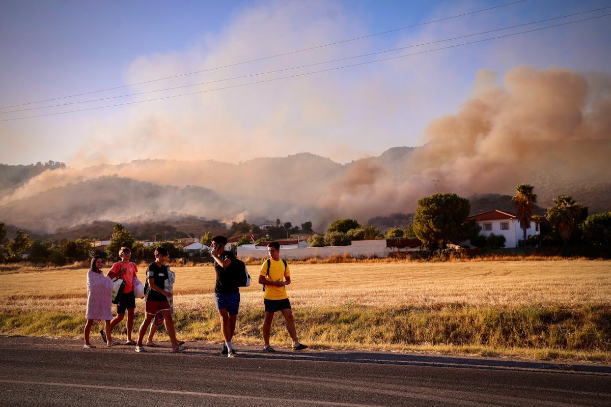 Incendio forestal junto al Castillo de la Albaida Incendio forestal junto al Castillo de la Albaida