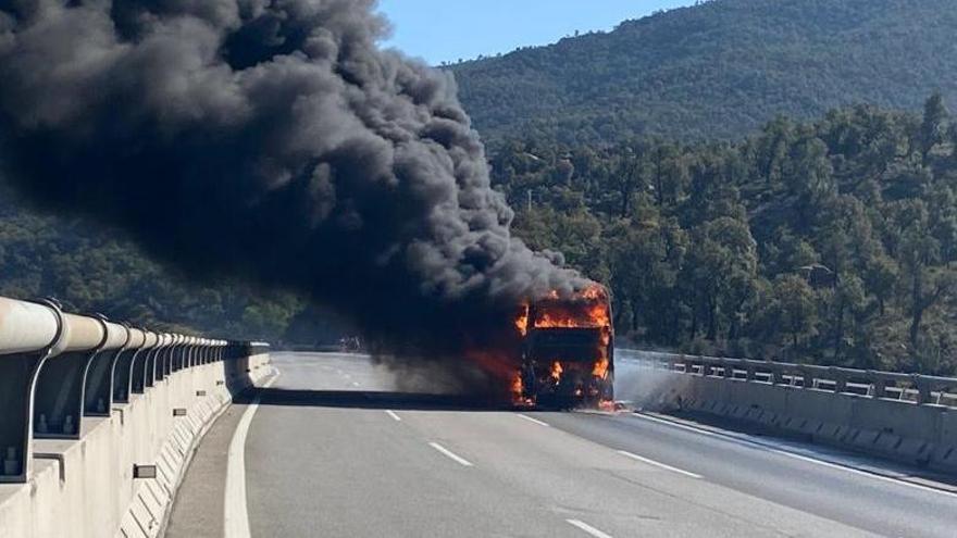 L'autobús incendiat. | POLICIA LOCAL LA JONQUERA