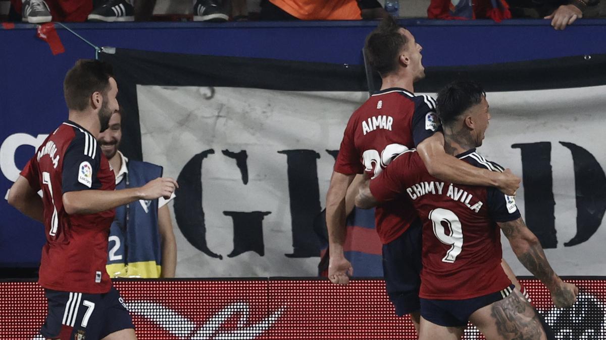 Aimar y Chimy celebran un gol en el Osasuna - Sevilla
