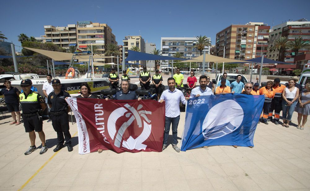 Sagunt coloca sus banderas de calidad en la playa del Port y presenta el dispositivo playa.