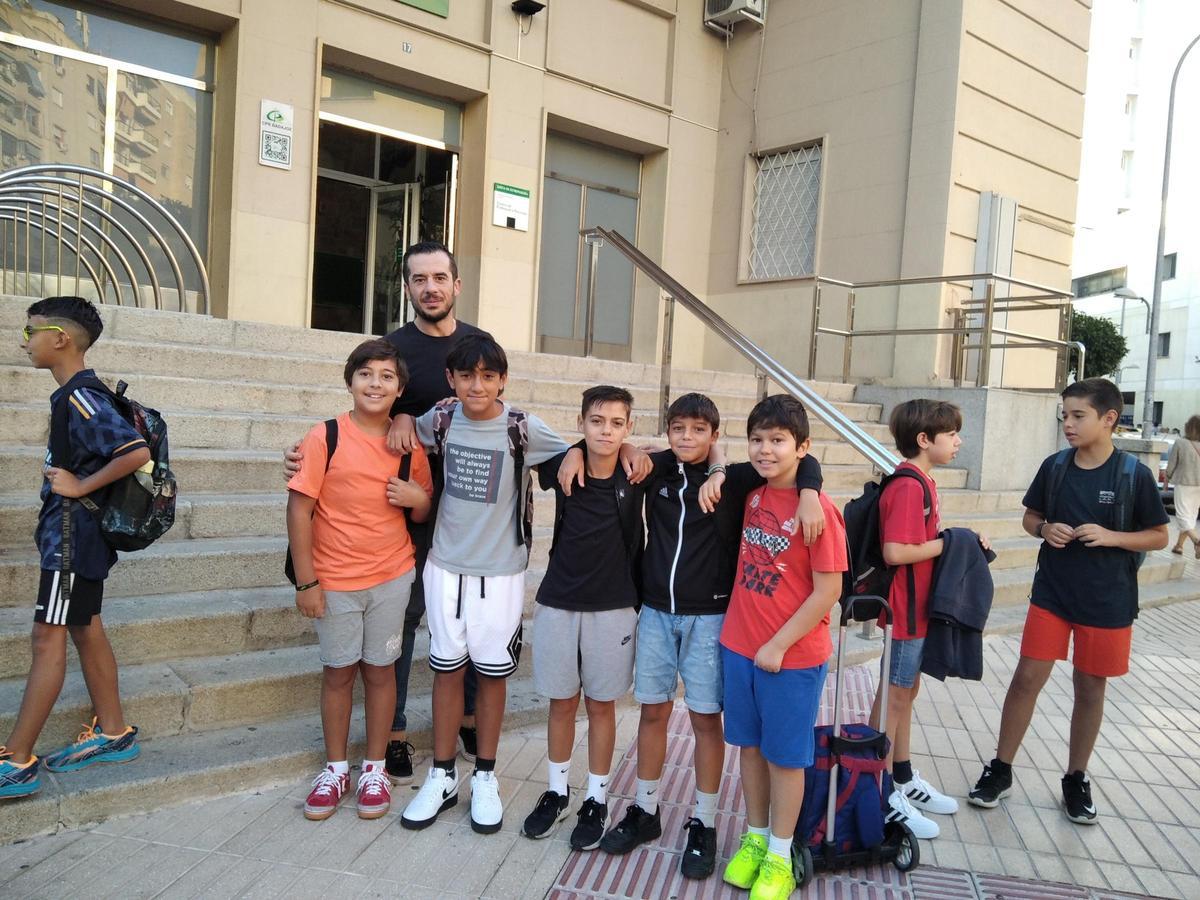 Alumnos, ayer a la entrada del colegio Árias Montano de Badajoz.