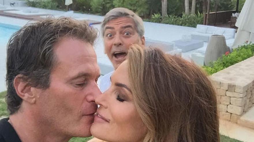 Clooney le hace un &#039;photobomb&#039; a Cindy Crawford y su marido.