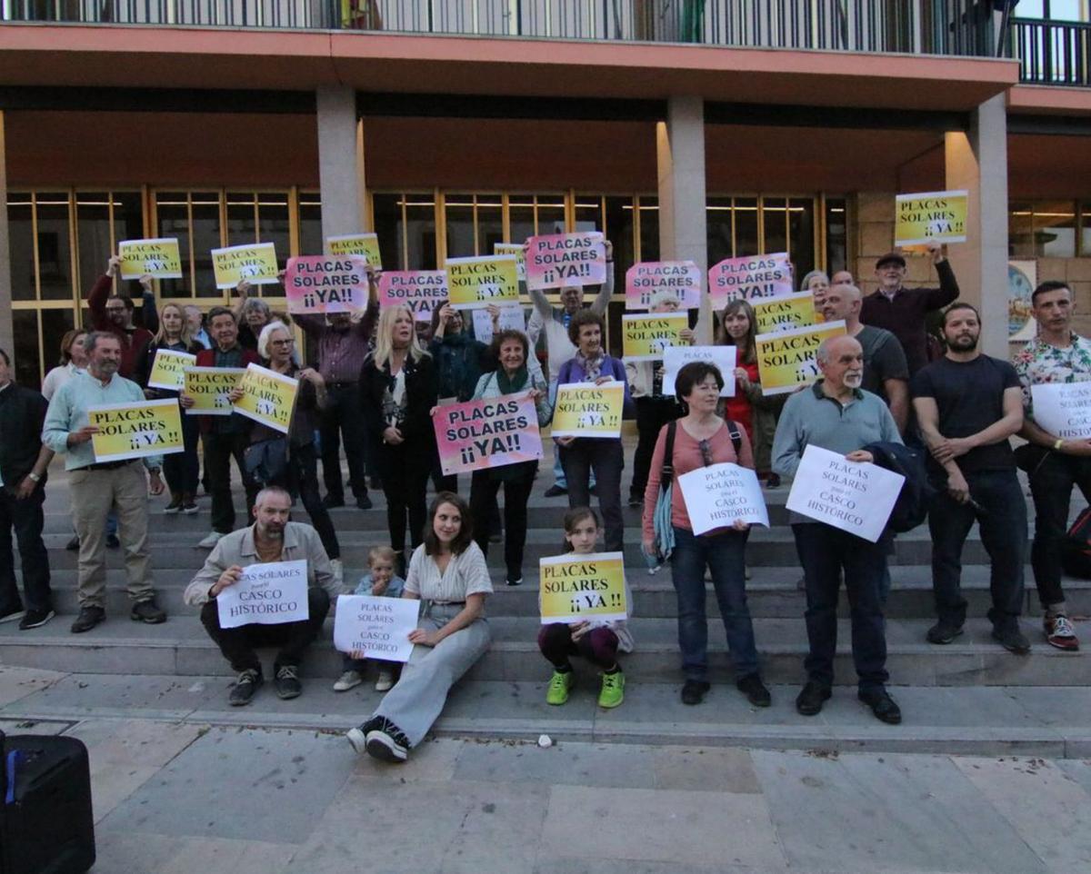 Una  protesta de las AAVV del Centro por la regulación de placas solares.