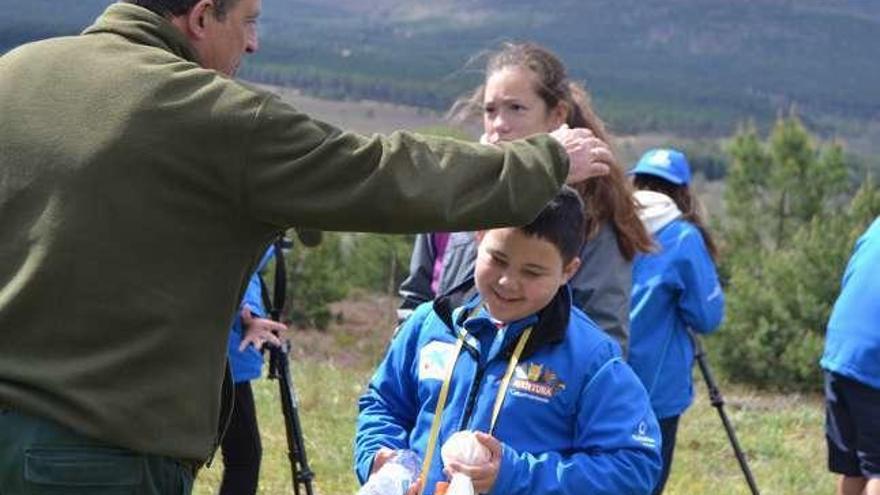 Vicente Matellán alecciona a los niños sobre la fauna.