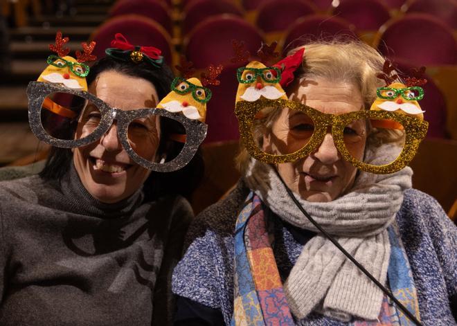 Dos mujeres antes de comenzar la celebración del Sorteo Extraordinario de la Lotería de Navidad 2024, en el Teatro Real, a 22 de diciembre de 2024, en Madrid (España). El Estado reparte hoy un total de 2.702 millones de euros en premios, lo que supone 112 millones más que el año pasado. Para este sorteo se han puesto a la venta 193 millones de décimos de Lotería de Navidad. Este año la emisión consta de 193 series (ocho más que el anterior) de 100.000 números cada una, y asciende a 3.860 millones de euros, de los que se repartirá un 70% en premios. 22 DICIEMBRE 2024;SORTEO;NAVIDAD;LOTERIA Eduardo Parra / Europa Press 22/12/2024. Eduardo Parra;