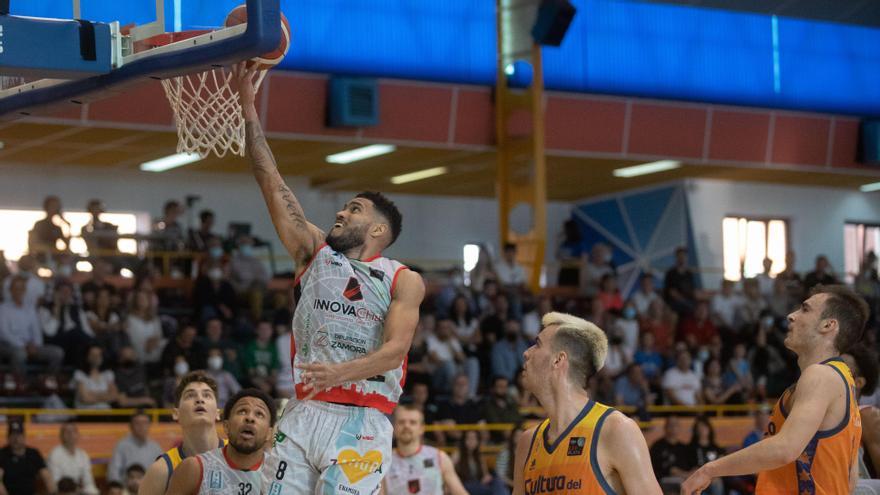 Harris anota una canasta ante el Valencia Basket.