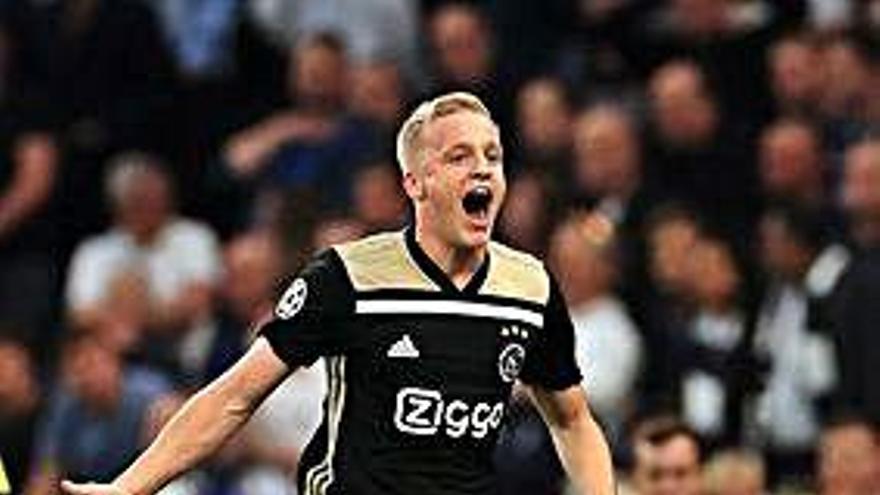 Van de Beek celebra su gol ante el Tottenham.