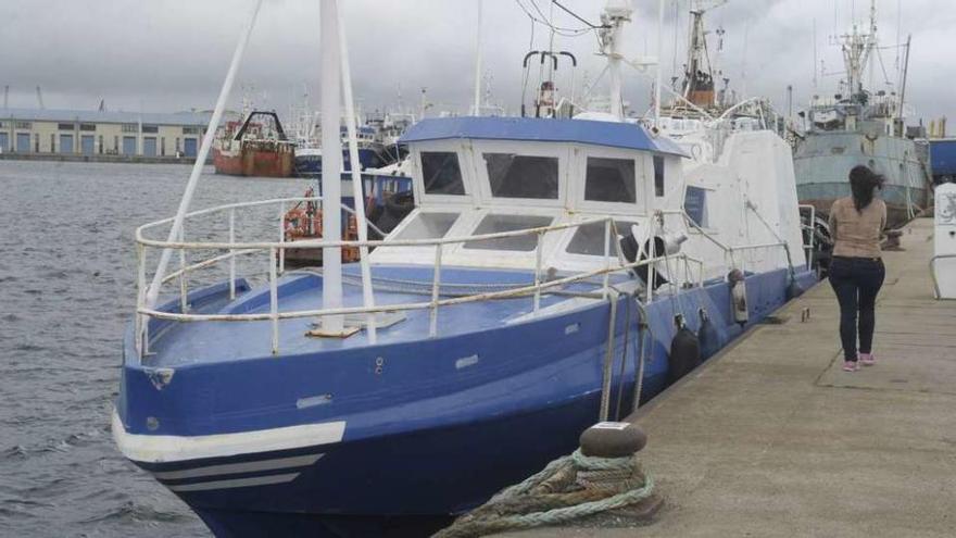 La gran planeadora camuflada como un pesquero, amarrada en el muelle de Oza. // Víctor Echave