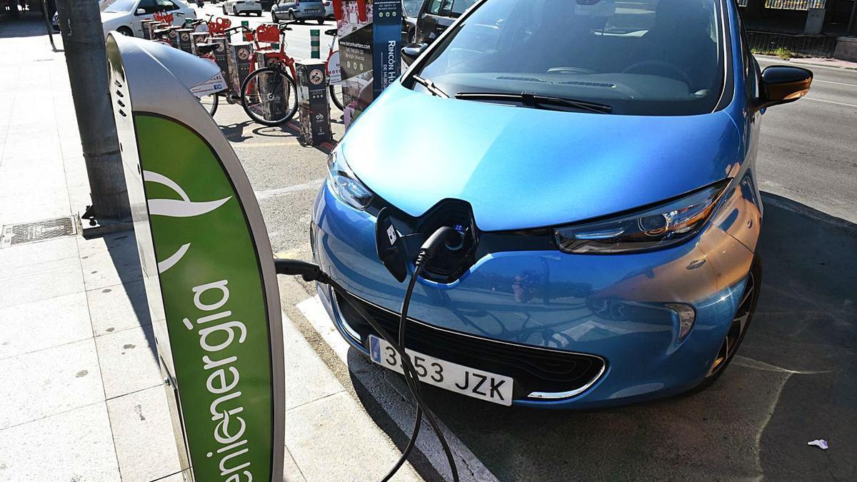 Punto de recarga de coches eléctrico en La Glorieta de Murcia. | M.R.