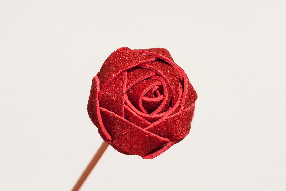 Una rosa de goma eva.