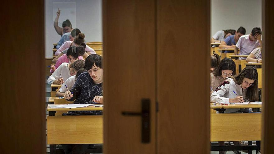 Alumnos en un examen en la UJI de Castelló.