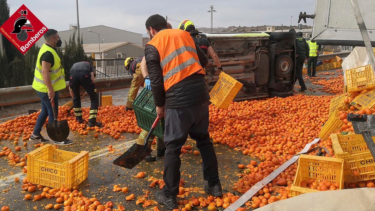 Uno de los camiones implicados en el accidente transportaba naranjas