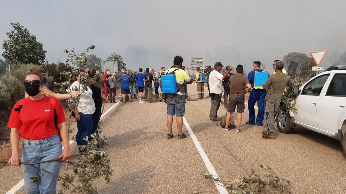 Vecinos de Villanueva de Valrojo preparados para la defensa de su pueblo