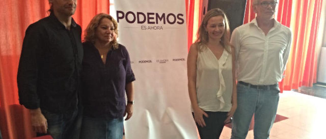 Moncho Galindo (candidato al Senado de Podemos en Lanzarote), Meri Pita y Victoria Rosell, ayer en la Sociedad Democracia de Arrecife.