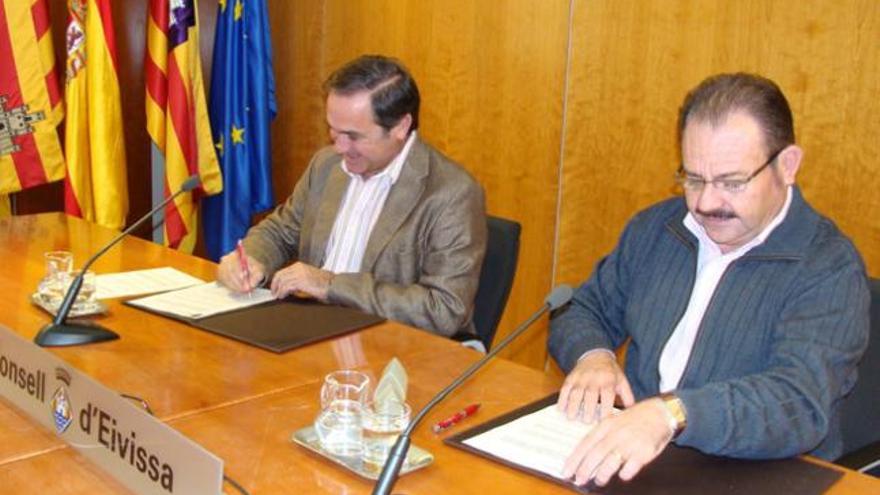 Xico Tarrés y Antoni Marí, ´Carraca´, ayer en el Consell durante la firma del convenio.