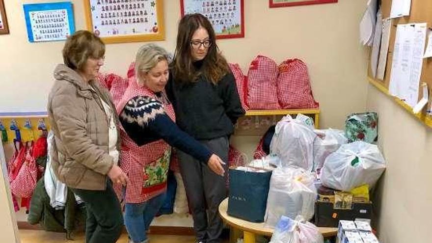 Entrega de juguetes al Concello de Vilanova. // Noé Parga