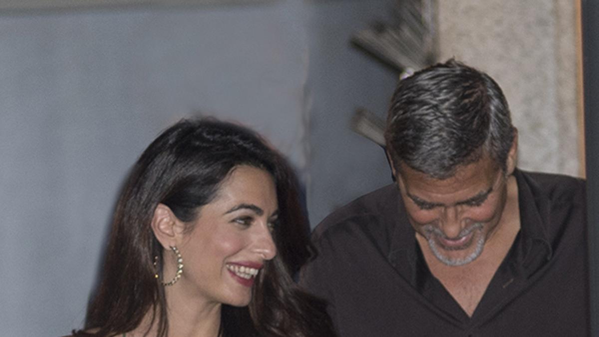 Amal Clooney apuesta por el verde para una cena con amigos