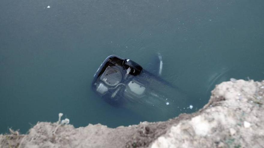 Fallece un hombre al precipitarse con su coche por un barranco y caer al río