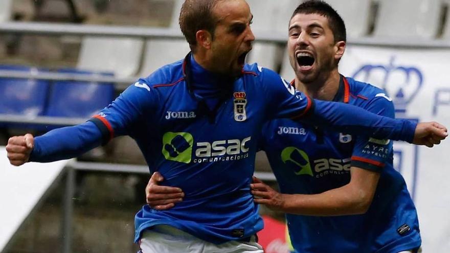 Sergio García celebra un gol ante el Murcia en noviembre de 2014 en el Tartiere (4-1).