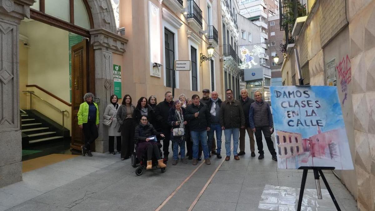 Alumnos de Artes y Oficios de Badajoz protestan en la calle Felipe Checa para que se abra la escuela.