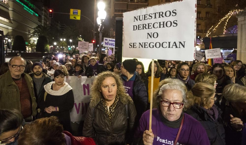 Más de 200 personas en la plaza Calvo Sotelo de Alicante