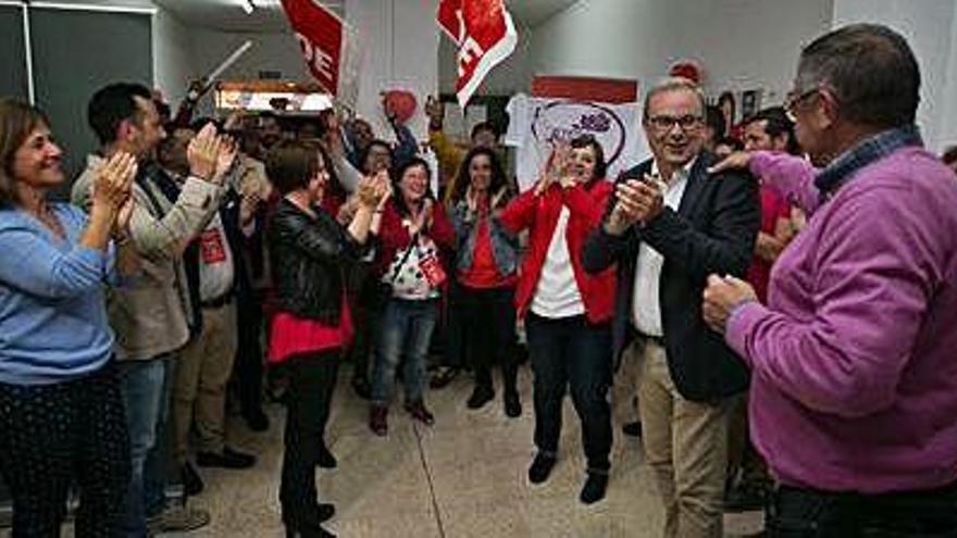 El presidente del Consell, Vicent Torres, junto al expresidente Xico Tarrés, el alcalde de Vila, Rafa Ruiz, y la exacaldesa Lurdes Costa.