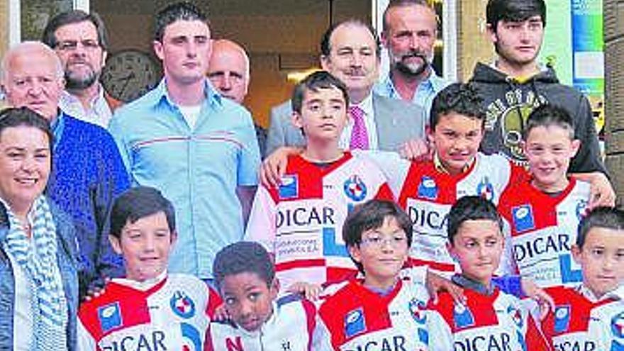 Autoridades, técnicos y jugadores, en Llanera.