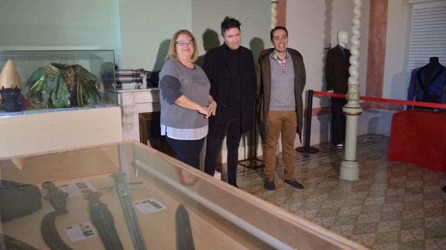 Sala dedicada al “wardrobe” donde se observan piezas únicas como el traje que utilizó Robin Williams en “Jumanji”, con presencia de la concejala de Cultura, Marian Martínez, el coleccionista, Pablo Rubio (centro) y el alcalde de Benavente, Luciano Huerga (derecha). | E. P.