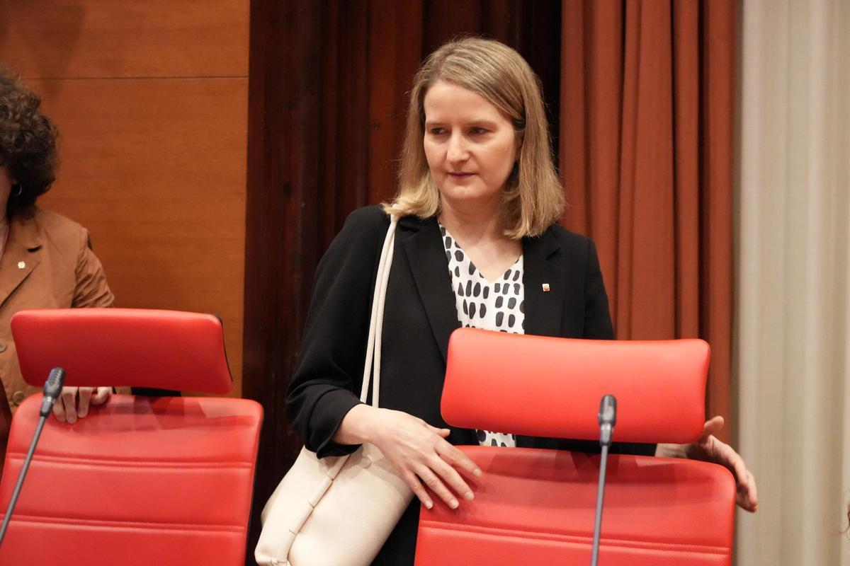 La consellera Mònica Martínez Bravo, a su llegada a la comisión de Drets Socials del Parlament.
