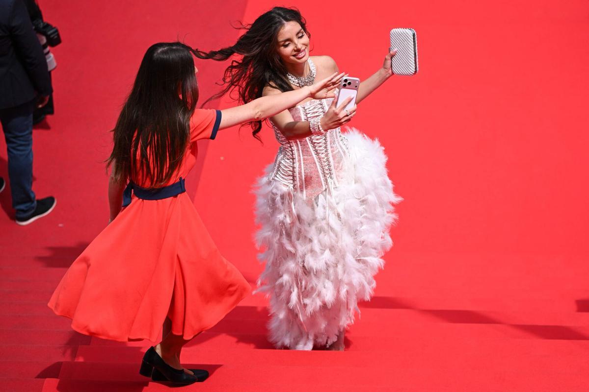 Una invitada trata de tomarse una selfie cuando llega a la proyección de la película "Nagi Notes"