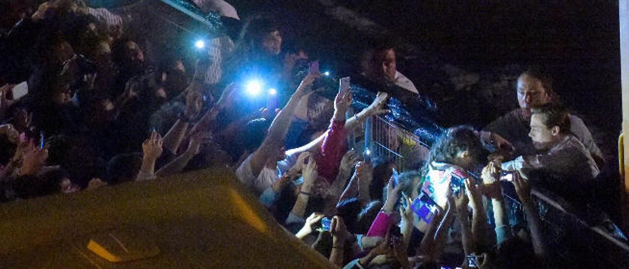 Brad Pitt con una pequeña fan, el actor saludando a los seguidores