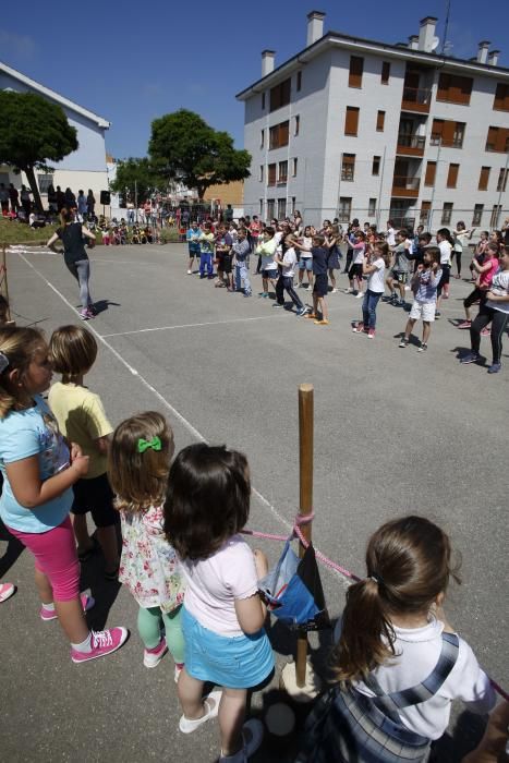 Los alumnos de La Vallina bailan zumba solidaria y en La Canal juegan a ser olímpicos