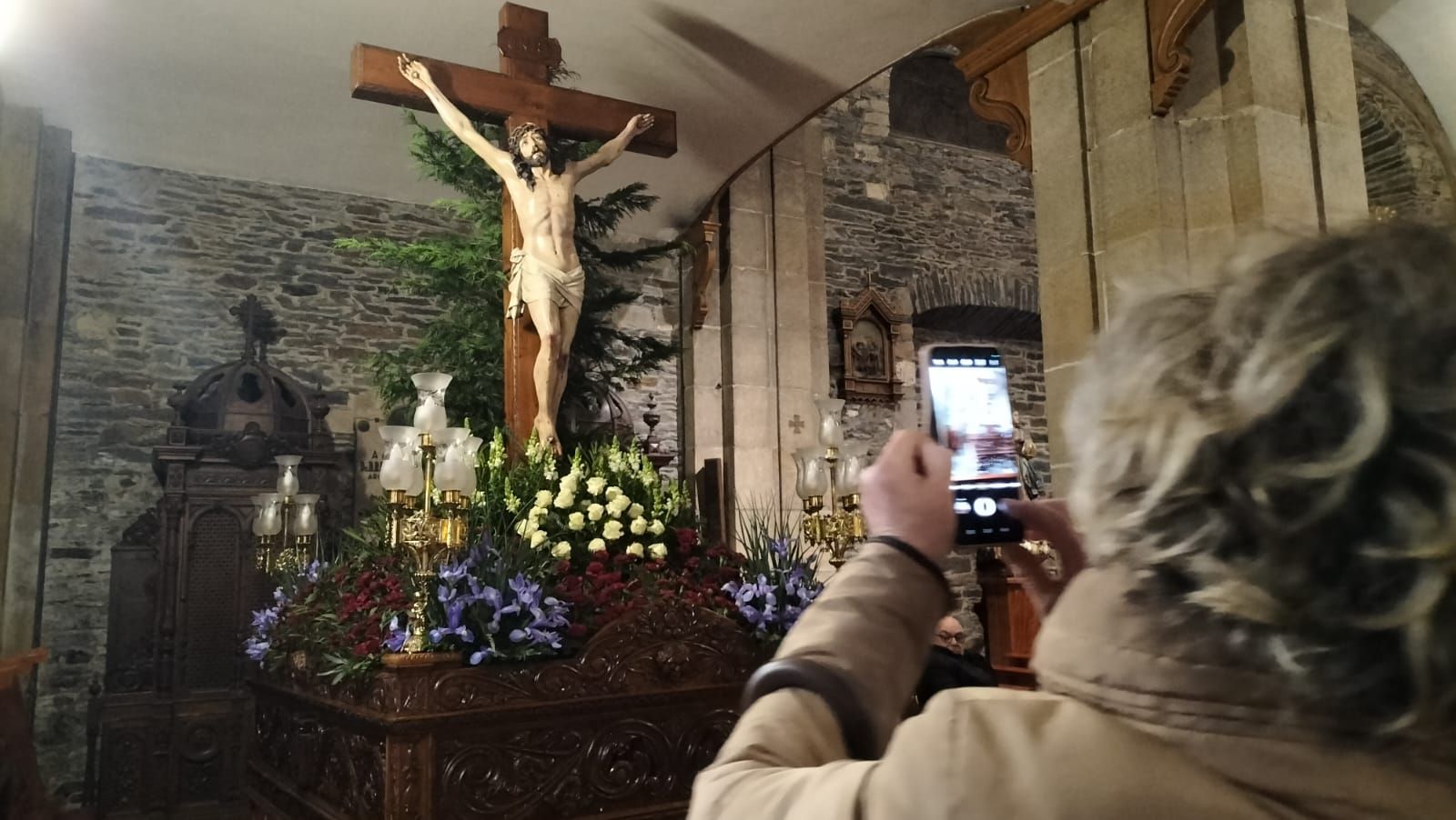 En imágenes: Luarca suspende la procesión del Cristo del Perdón, al que homenajea con la música de La Lira