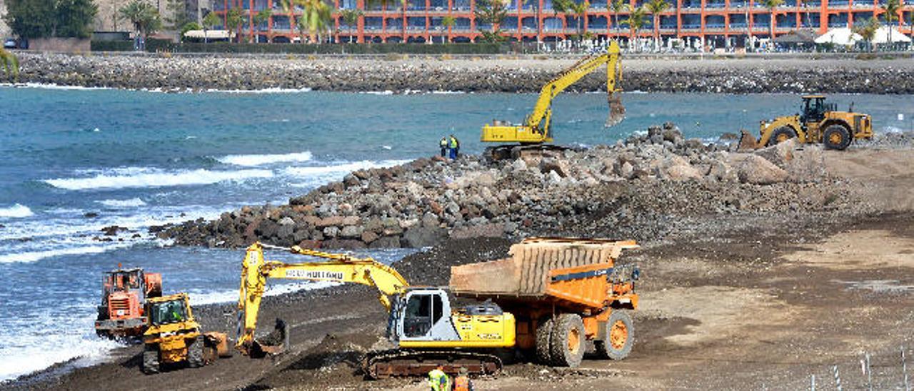 Varios tractores allanan el perfil de la playa de Tauro ayer para prepararla para colocar la arena que Anfi ha traido de El Aaiún.