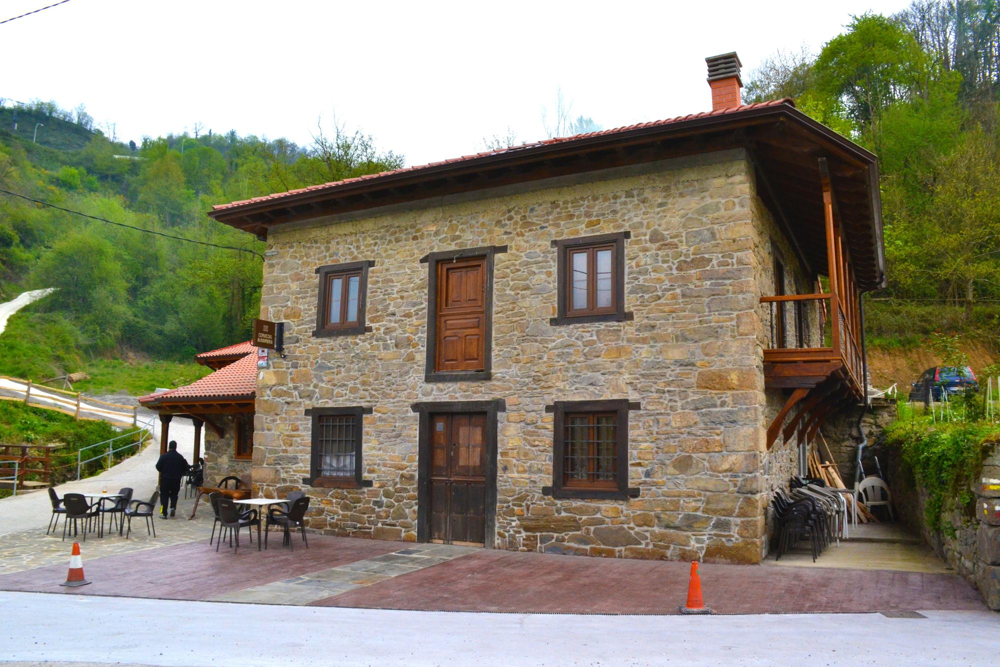El bar restaurante Ca Felichu, en el pueblo de Sotiello, antes de empezar a montar la terraza en el exterior.