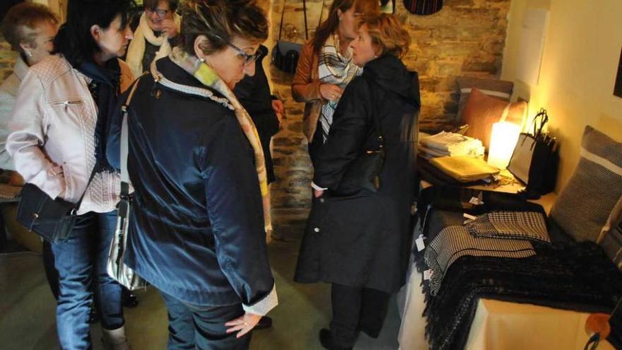 Varias mujeres, durante su visita al monográfico sobre el textil en Bres.