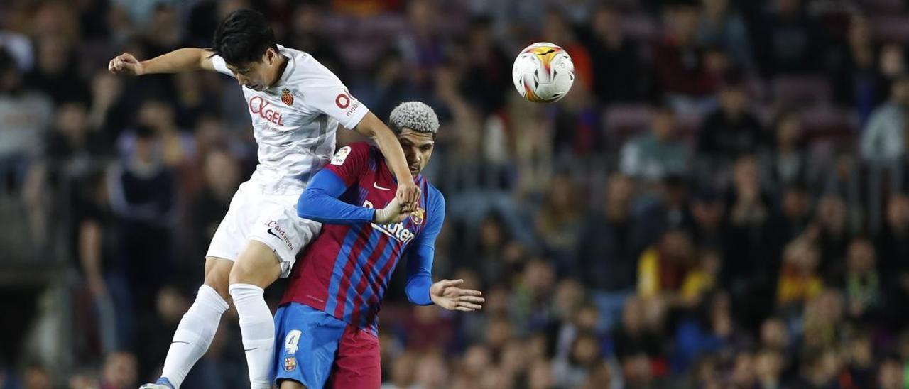 Kang In Lee salta a por un balón junto a Araujo.