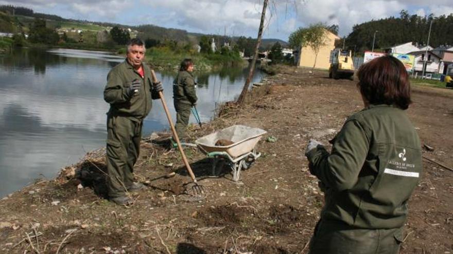 Limpieza de las orillas del río Suarón a cargo del taller de empleo  de Oscos-Eo