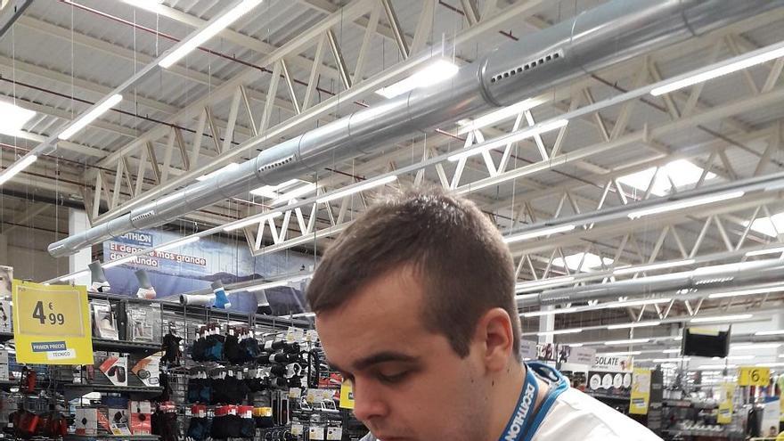 Pedro Mora, usuario del Servicio de Empleo con Apoyo de ASTUS, durante una jornada laboral en Decathlon.