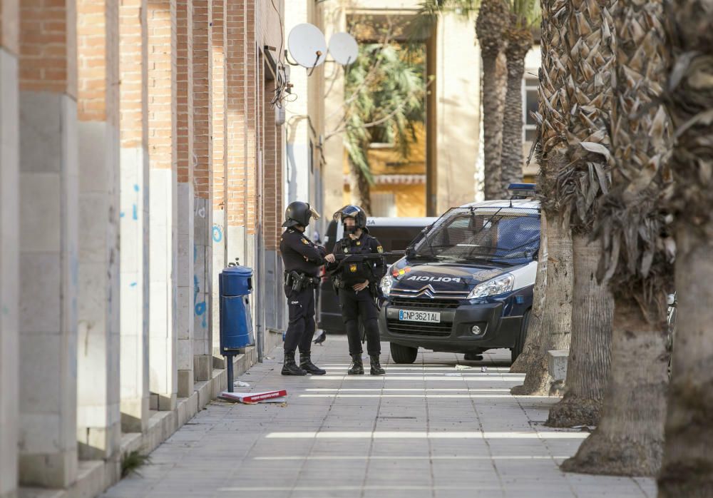 Numerosos agentes se despliegan para desmantelar tres narcopisos e intervienen estupefacientes y armas de fuego en los registros