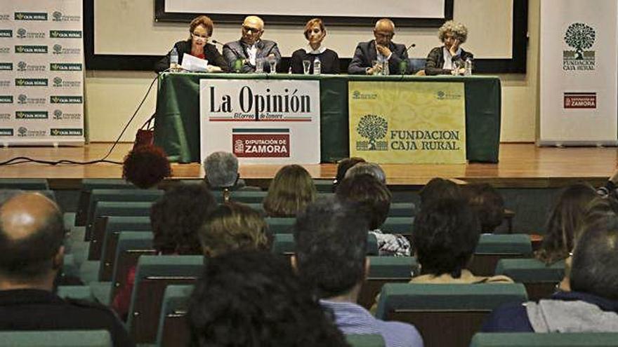 Los participantes de la jornada organizada por LA OPINIÓN-EL CORREO, en el paraninfo del Colegio Universitario.