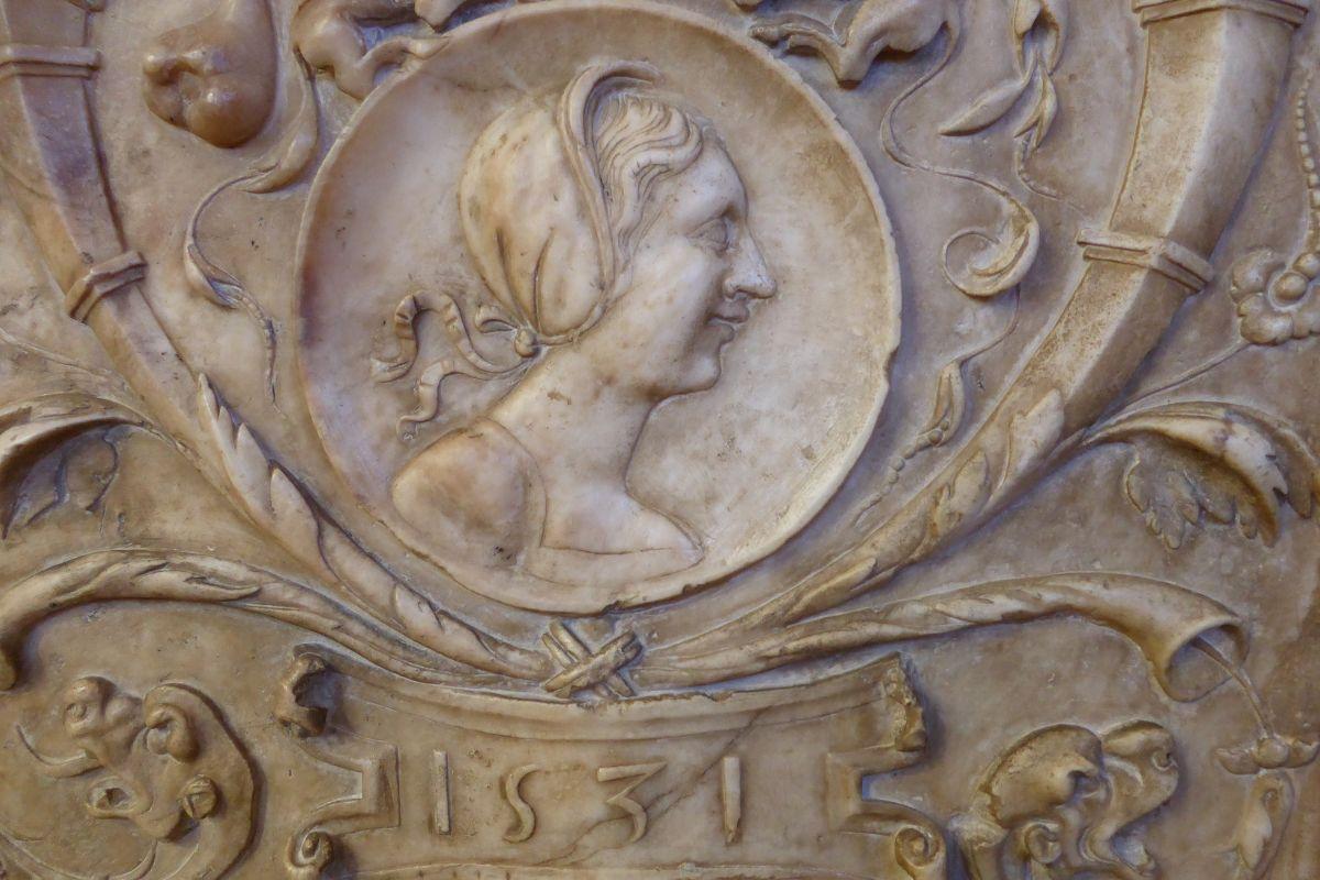 Imagen de Beatriz Galindo, LA LATINA, en su cenotafio de 1531