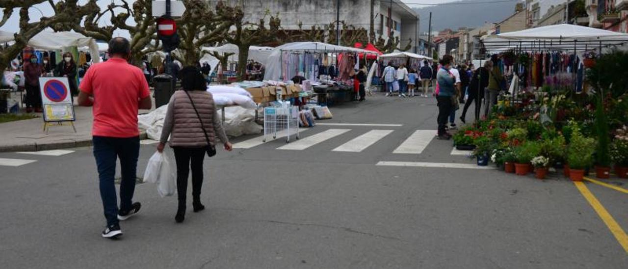 El mercado ambulante de Bueu, en la Avenida Montero Ríos. |   // GONZALO NÚÑEZ