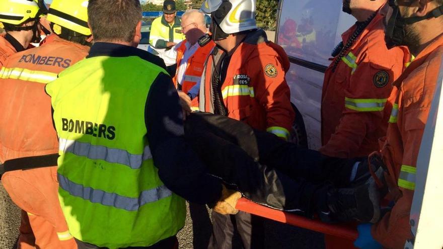 Los Bomberos excarcelan a un hombre atrapado en su furgoneta en Albal