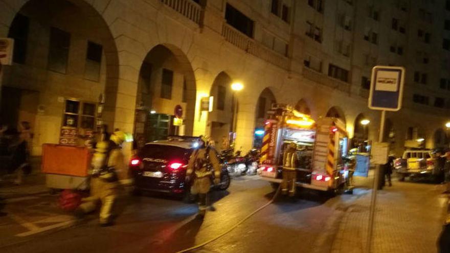 Los bomberos trabajando en el incendio de madrugada